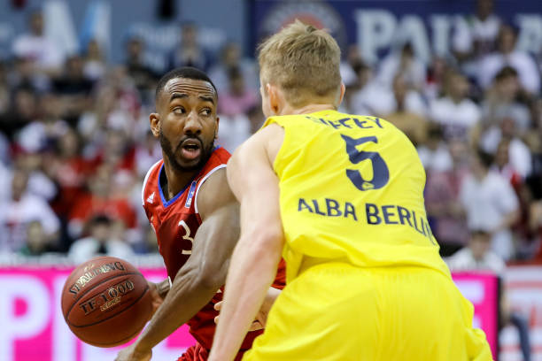 她来自一个 她来自一个